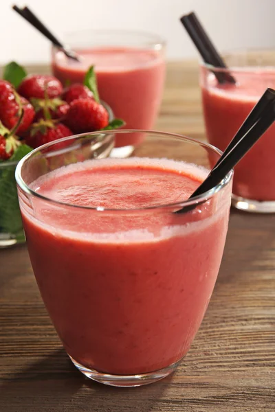 Glasses of milkshake with strawberries — Stock Photo, Image