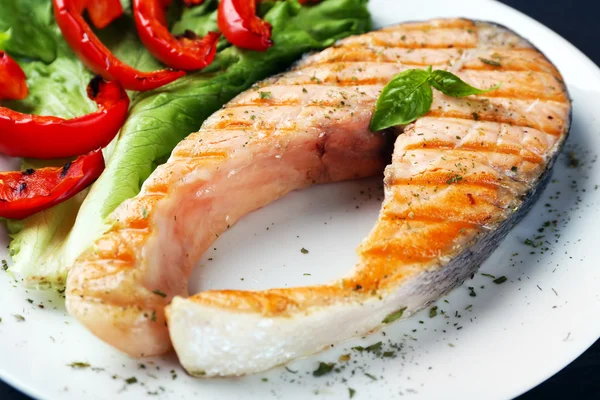 Tasty grilled salmon with salad pepper and lettuce — 图库照片