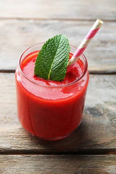 Jordgubbe smoothie på bord — Stockfoto