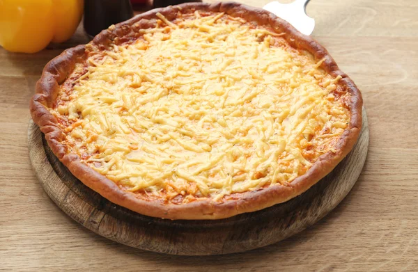 Sabrosa pizza de queso —  Fotos de Stock