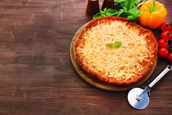 Pizza de queso con verduras —  Fotos de Stock