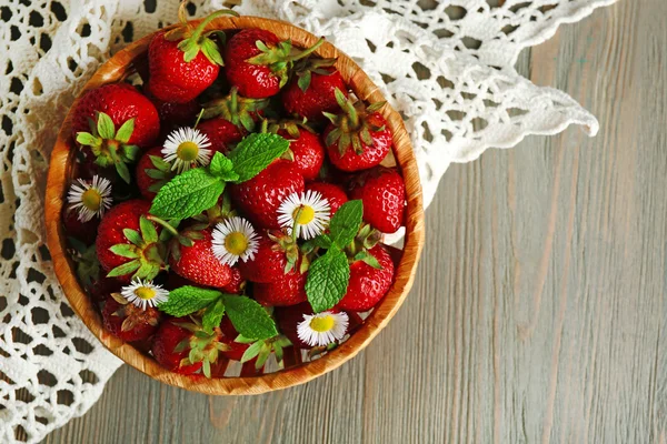 Red ripe strawberries in wicker basket — Stock Photo, Image