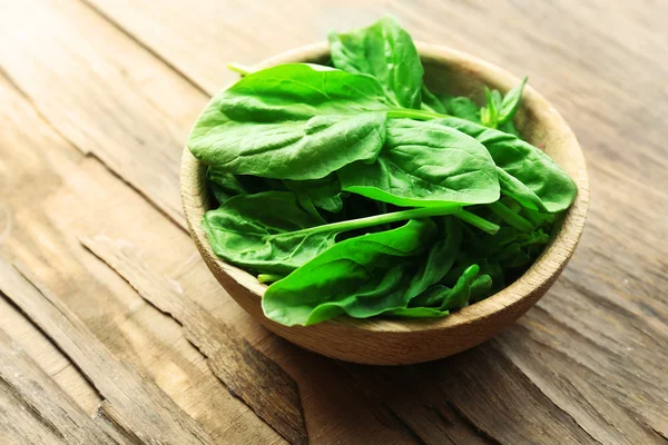 Ciotola di foglie di spinaci freschi — Foto Stock