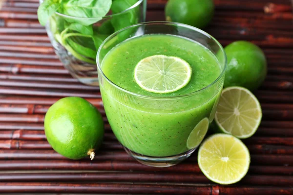 Glass of green healthy juice — Stock Photo, Image