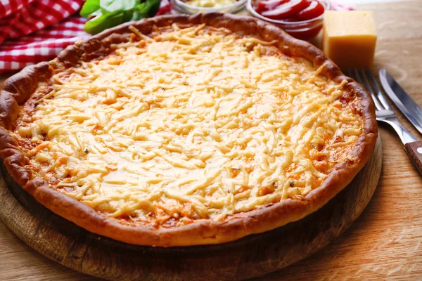 Tasty cheese pizza — Stock Photo, Image