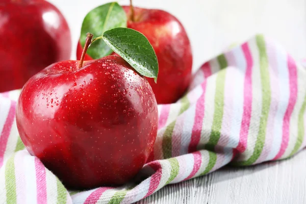 Manzanas rojas maduras en la mesa — Foto de Stock