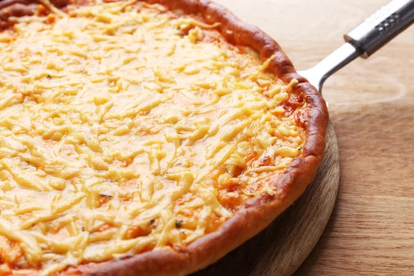 Sabrosa pizza de queso en la mesa de cerca — Foto de Stock