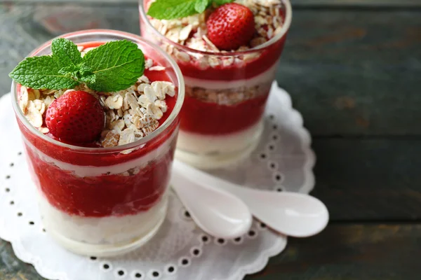 Dessert mit frischen Erdbeeren, Sahne und Müsli, auf Holztischhintergrund — Stockfoto