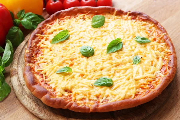 Pizza de queijo com legumes na mesa de perto — Fotografia de Stock