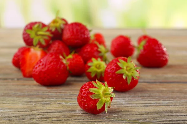 Reife Erdbeeren auf Holztisch, Nahaufnahme — Stockfoto