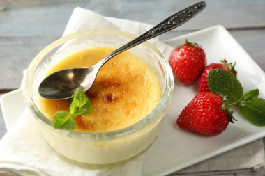 Creme brulee tatlısı peçete üzerinde