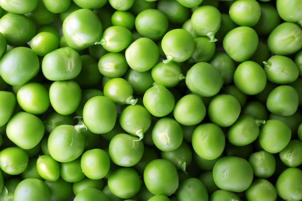 新鮮な緑のエンドウ豆のヒープ — ストック写真