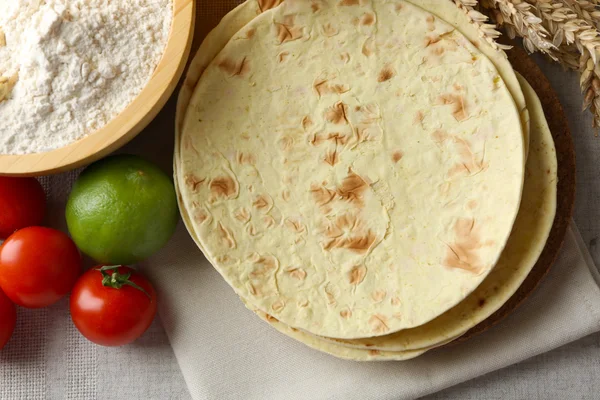 Wheat flour tortilla and vegetables — 图库照片