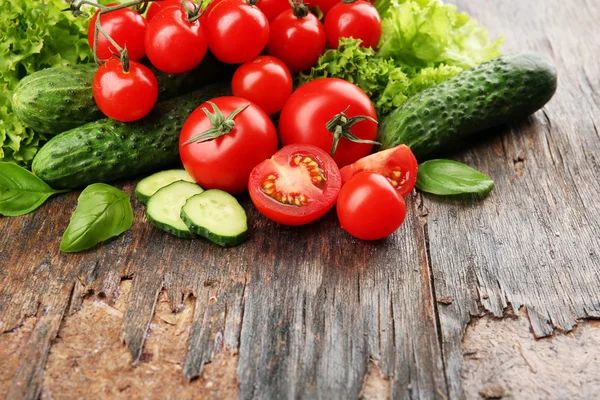 Fresh vegetables on wooden background — Stock Photo, Image