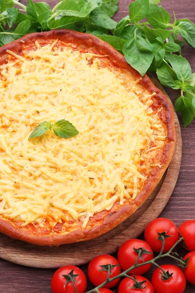 Pizza de queijo com tomate cereja — Fotografia de Stock