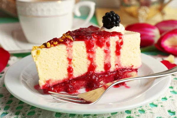 Leckeres Stück Käsekuchen mit Beerensauce — Stockfoto