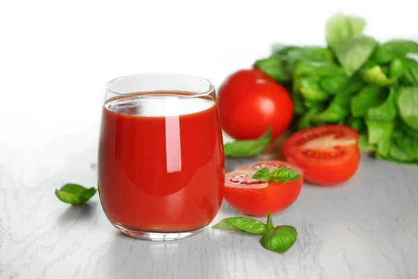 Томатный сок и свежие помидоры — стоковое фото