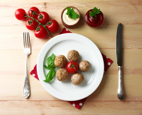 Мясо шарики на тарелке — стоковое фото