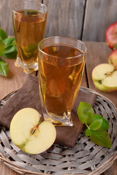 Bicchieri di succo di mela — Foto Stock