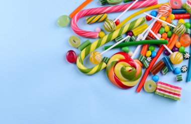 Açık mavi renkli üzerinde renkli şekerler