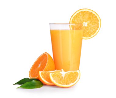 Beyaz üzerine izole edilmiş bir bardak portakal suyu.