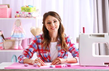 güzel genç needlewoman atölye