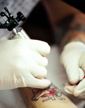 dövme sanatçısı iş yerinde, yakın çekim