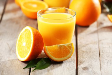 Tablo yakın çekim üzerinde portakal suyu
