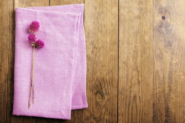 peçete ahşap arka plan üzerinde güzel kuru çiçekler