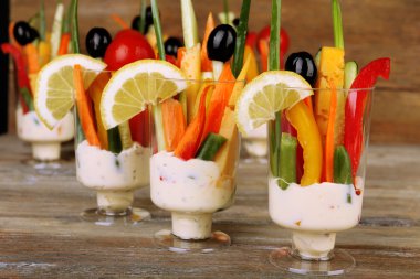 cam ahşap masa, closeup üzerinde sebze snack