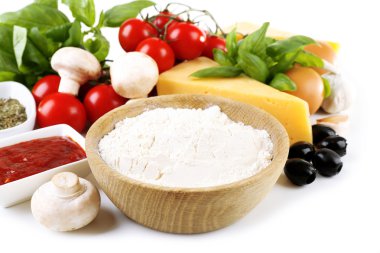 Beyaz üzerine izole edilmiş pizza pişirmek için gerekli malzemeler