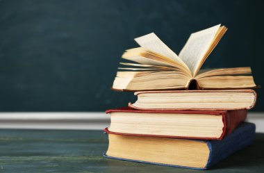 kitap üstünde okul sırası, tahta zemin üzerine yığını
