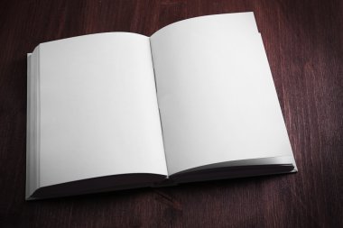Ahşap zemin üzerine boş kitap