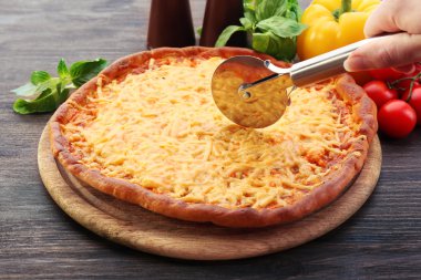 El kesme peynirli pizza masada yakın çekim