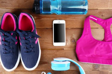 spor ayakkabı ve giyim ahşap arka plan üzerinde