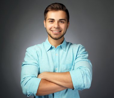 yakışıklı bir adam gri arka plan üzerinde