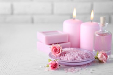 kaplıca tedavisi Beyaz ahşap masa üzerinde güzel kompozisyon