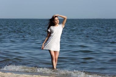 Sahilde güzel bir kadın