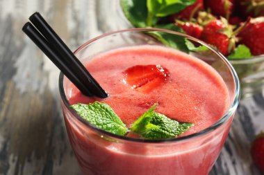tablo üzerinde çilek milkshake bardak yakın çekim