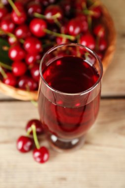 Kiraz ile taze meyve suyu