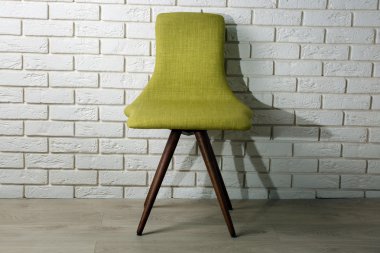 Tuğla duvar arka plan üzerinde modern sandalye