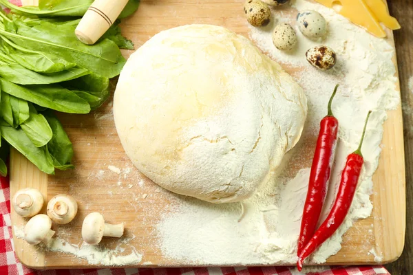 Ingredientes alimentares para pizza na mesa de perto — Fotografia de Stock