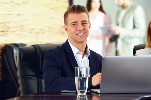 Бизнесмен работает в конференц-зале — стоковое фото