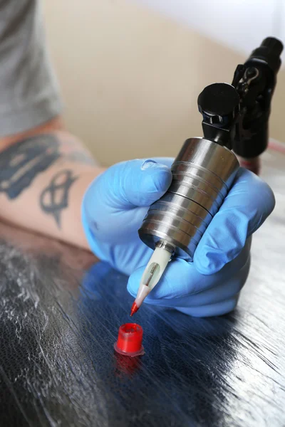 Tatuaje artista en el trabajo de cerca —  Fotos de Stock