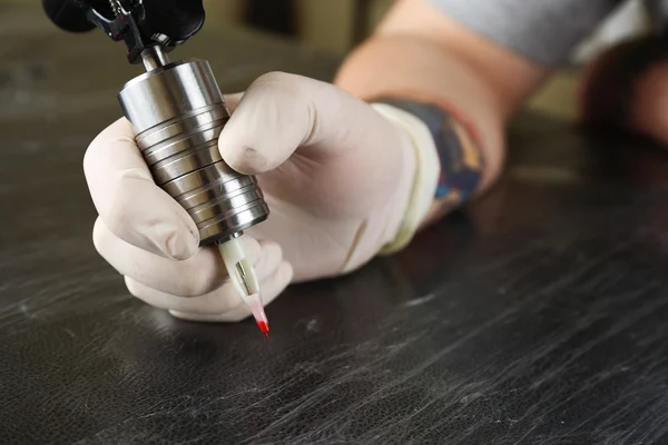 Tatuagem artista no trabalho de perto — Fotografia de Stock