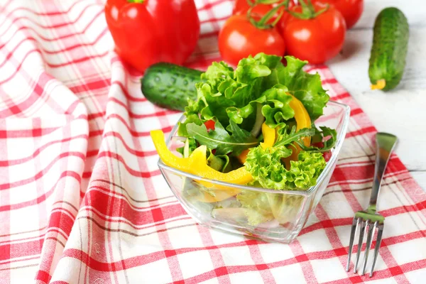 Ensalada de verduras frescas en tazón en la mesa de cerca — Foto de Stock