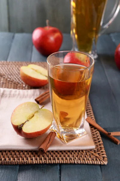 Glass of apple juice on wooden table, closeup — Stock Photo, Image