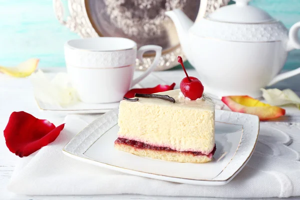 Pedaço saboroso de cheesecake na placa na mesa de perto — Fotografia de Stock