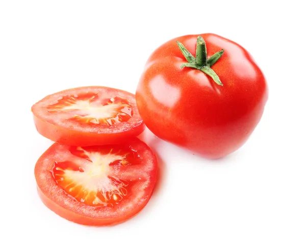 Нарезанный помидор изолирован на белом — стоковое фото