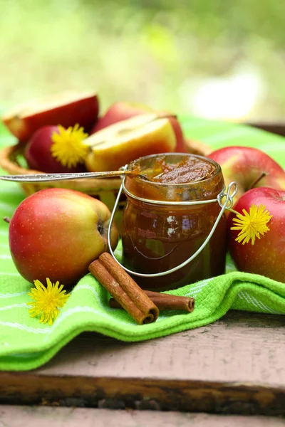 Apple jam in pot — Stockfoto